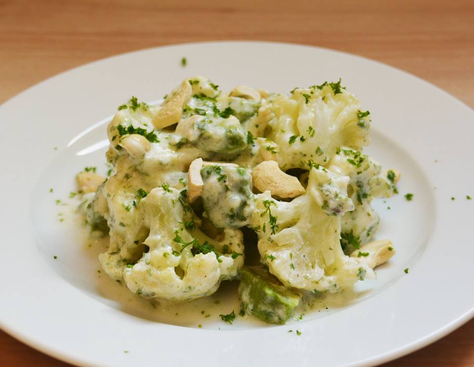 Blumenkohl-Avocadosalat mit Nüssen – Die Gemüsekiste