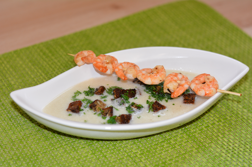 Blumenkohl-Cremesuppe mit gebratenen Garnelen – Die Gemüsekiste