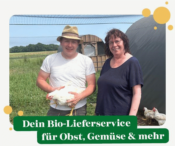 KI generiert: Zwei Personen auf einem Bauernhof mit Huhn, Text: "Dein Bio-Lieferservice für Obst, Gemüse & mehr".