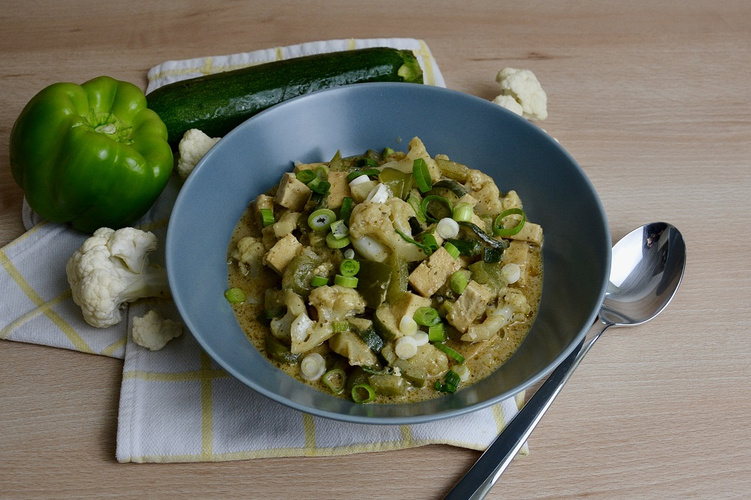 Rezeptbild für Grünes Thai-Curry mit Gemüse und Tofu