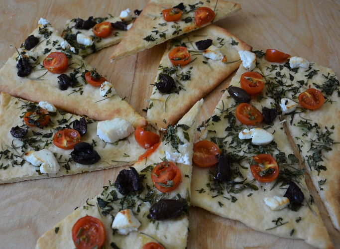 Rezeptbild für Pizza Rucola-Tomate mit Ziegenkäse