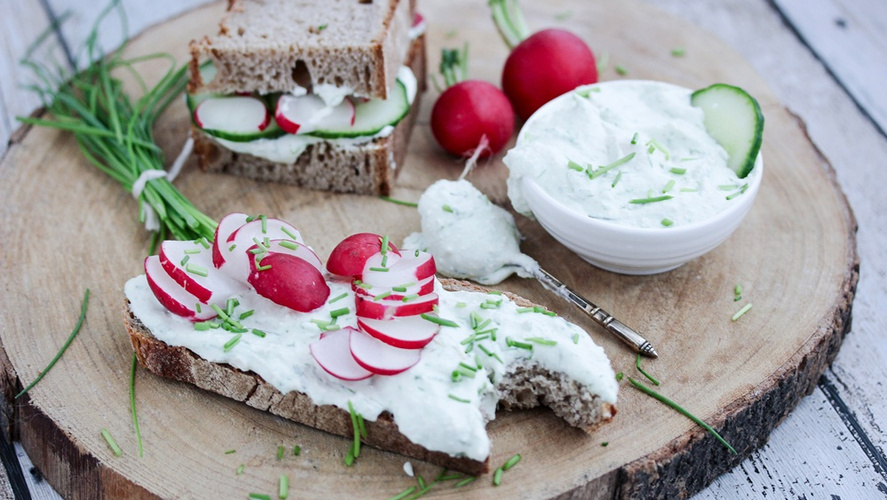 Rezeptbild für Tofu-Aufstrich mit Schnittlauch und Radieschen