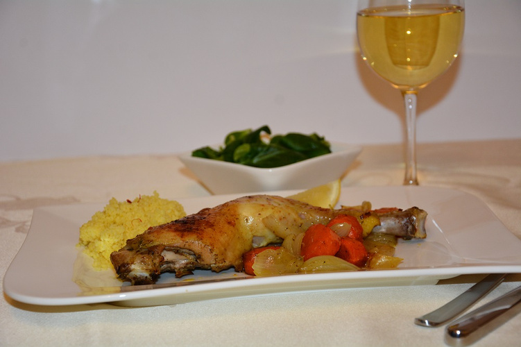 Rezeptbild für Orientalische Hähnchenkeulen mit Safran-Couscous
