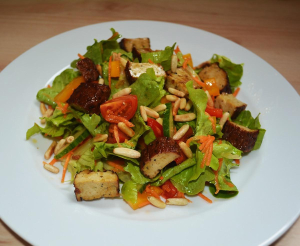 Produktfoto zu Bunter Salat mit Räuchertofu