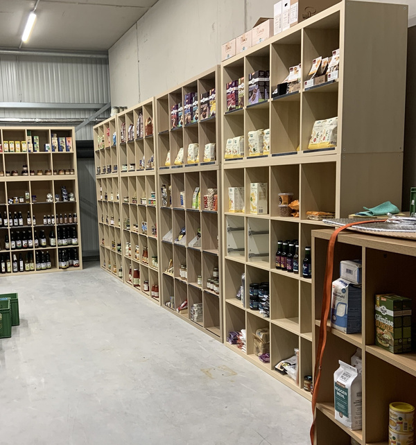 KI generiert: Regale mit verschiedenen Lebensmitteln und Produkten in einem Lagerraum.