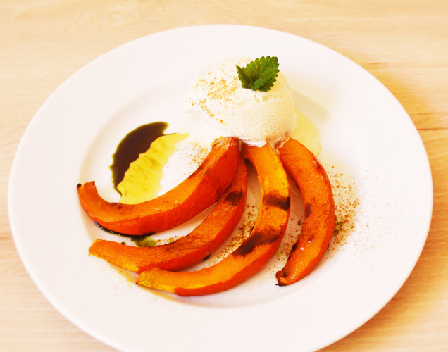 Rezeptbild für Gebackener Kürbis (mit Vanilleeis)