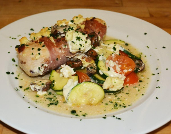 Produktfoto zu Hähnchenbrust auf Feta-Gemüse