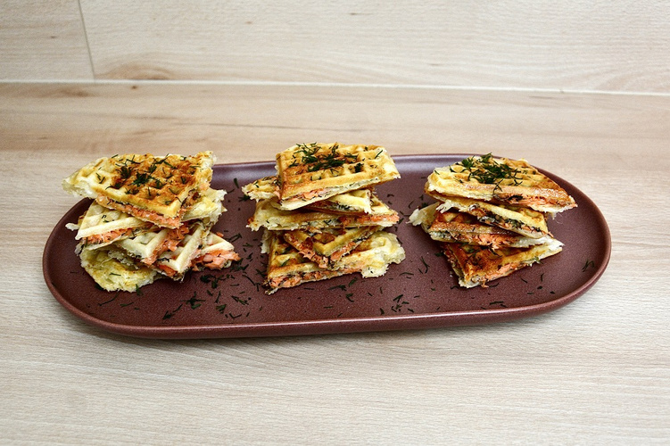 Rezeptbild für Blätterteig-Waffeln mit Räucherlachs
