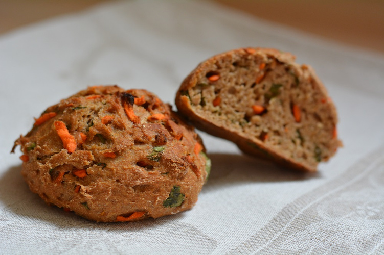 Rezeptbild für Koriander-Möhren-Brötchen