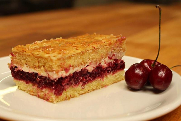 Produktfoto zu Vanille-Knusperkirsch-Kuchen, 4 Stücke