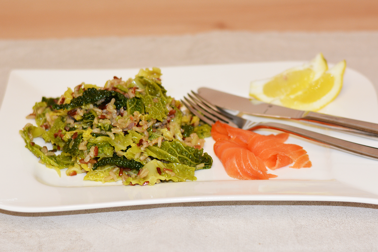 Rezeptbild für Wirsing-Reis-Gemüse mit Räucherlachs