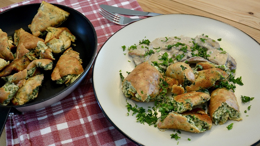 Rezeptbild für Kaiserschmarren mit Grüne Soße Kräutern und Pilzen