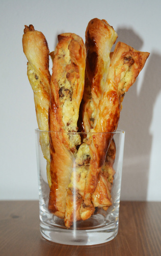 Rezeptbild für Schafskäse-Walnuss-Stangen