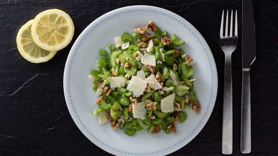 Rezeptbild für Staudenselleriesalat mit Walnüssen