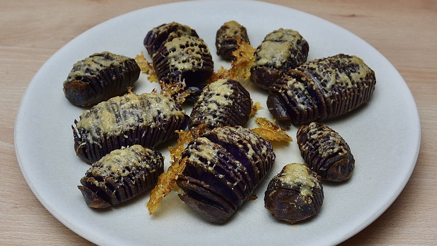 Rezeptbild für Blaue Fächerkartoffeln mit Parmesankruste