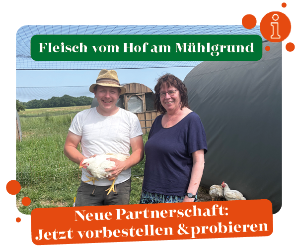KI generiert: Ein Mann und eine Frau stehen auf einem Hof, er hält ein Huhn. Text: "Fleisch vom Hof am Mühlgrund. Neue Partnerschaft: Jetzt vorbestellen & probieren".