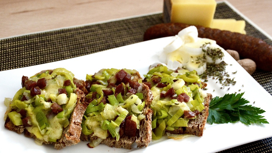 Rezeptbild für Lauch-Kaminwurzen-Crostini