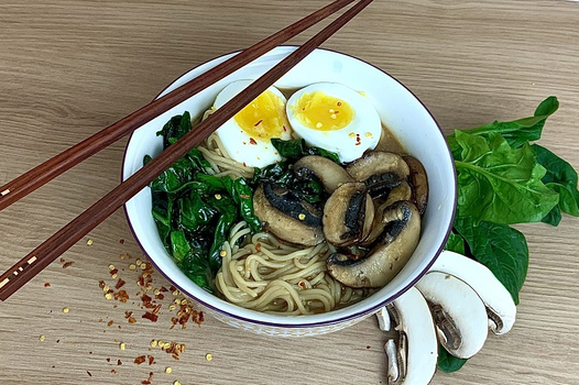 Rezeptbild für Ramen mit Pilzen und Spinat