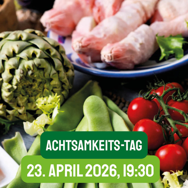 KI generiert: Frisches Gemüse und Hühnerkeulen auf einem Teller, Text: "ACHTSAMKEITS-TAG 23. APRIL 2026, 19:30".