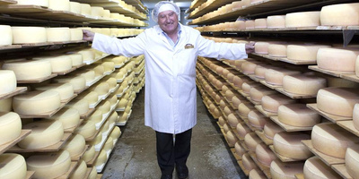 Herbert Plangger zwischen den Käselaiben im Felsenkeller.